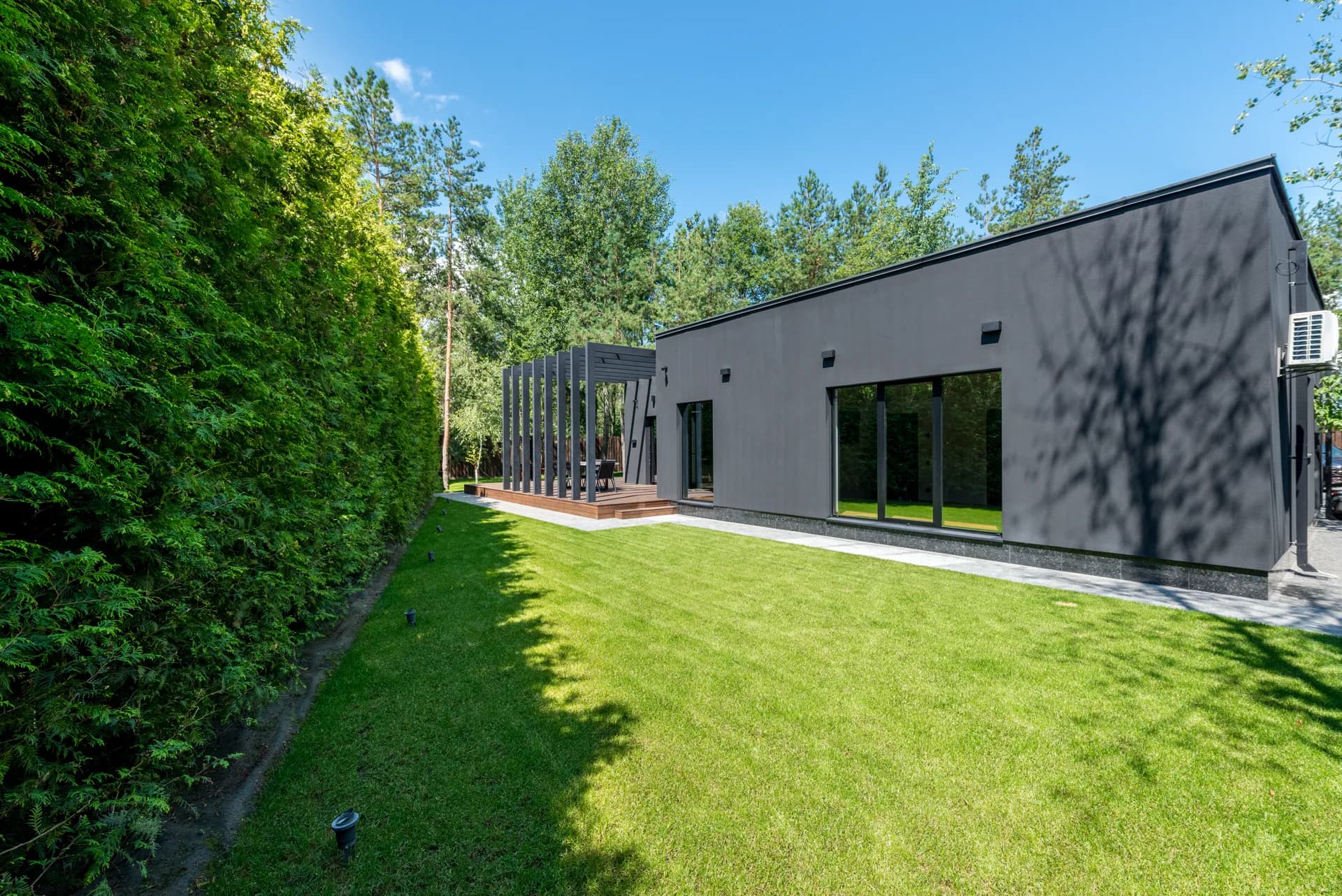 Moderner Garten mit Rasenfläche und Terrasse