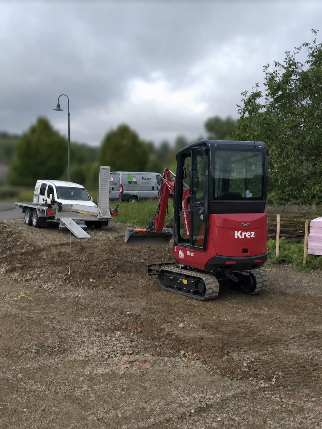 Minibagger bei Erd- und Planierarbeiten